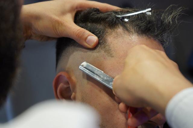 La coupe homme en salon : styles actuels et conseils pratiques